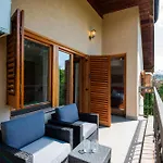 6Bdr Home In Nature