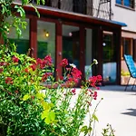 6Bdr Home In Nature