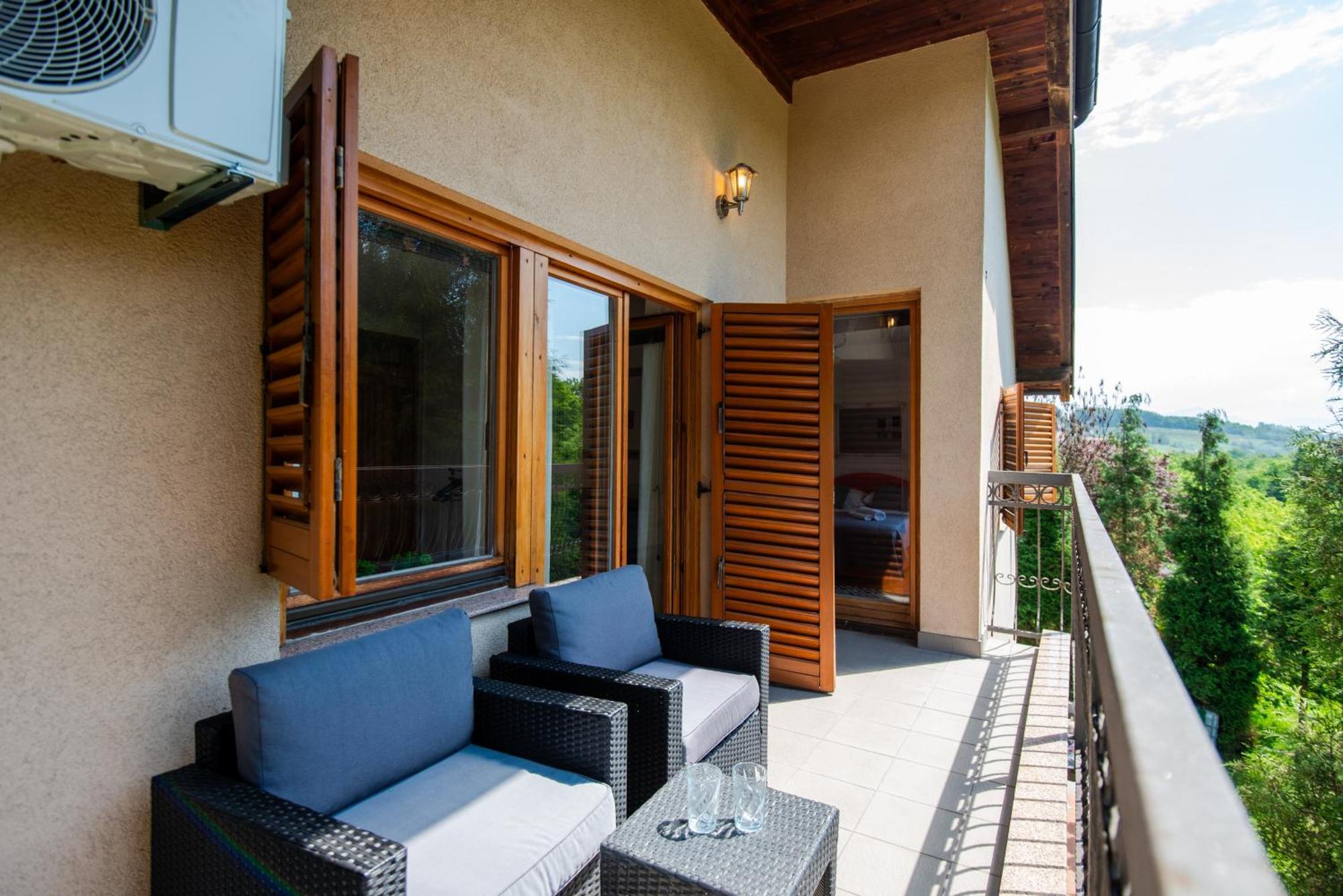 6Bdr Home In Nature